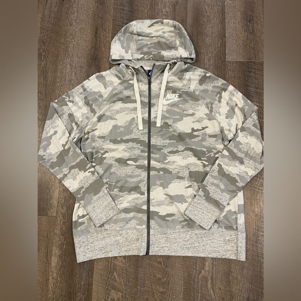 Nike Women’s 2X Vintage Camo Lightweight Zip Up Jacket